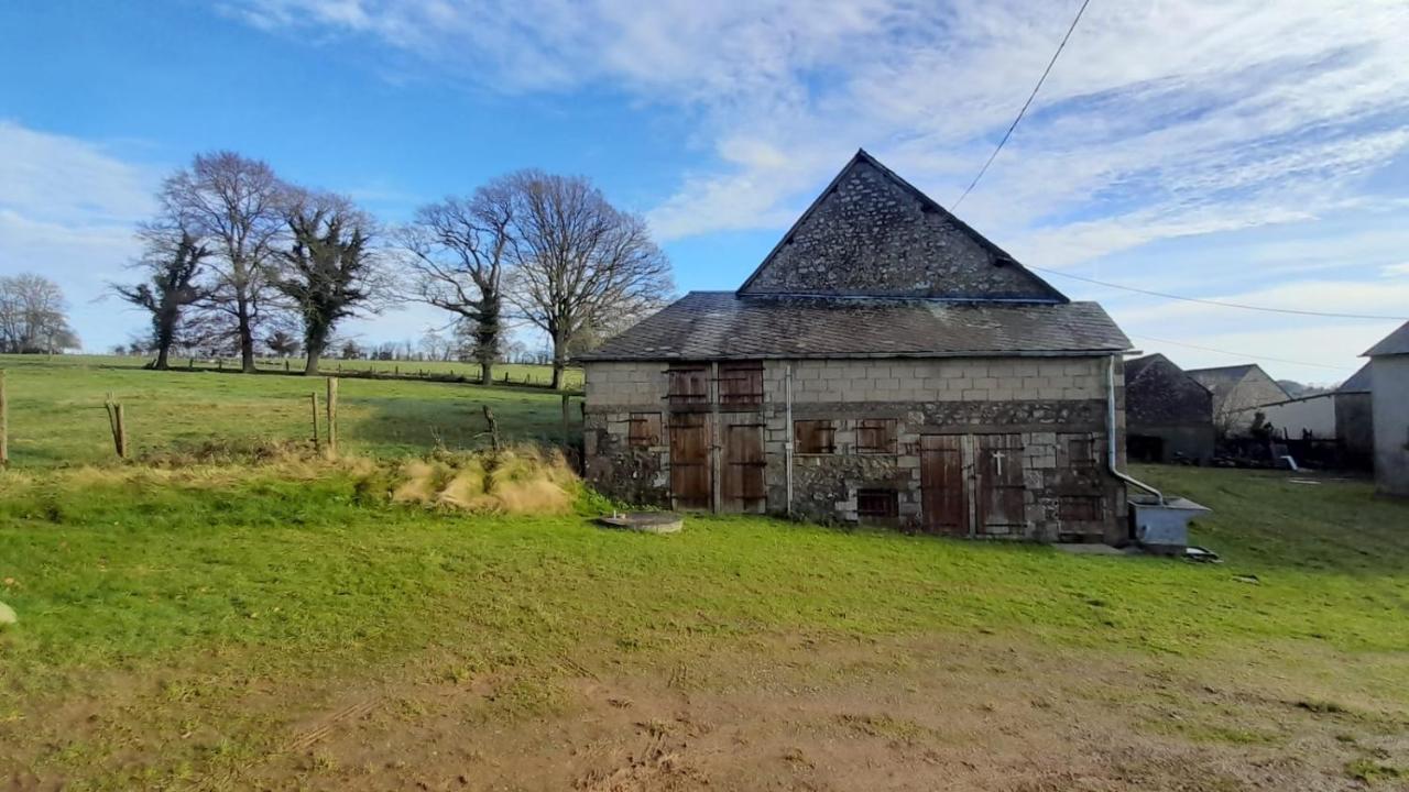 Gite Cottage Chaleureux En Pleine Campagne Vue Sur Les Monts Et Forets Et Le Chateau De Carrouges Exterior photo