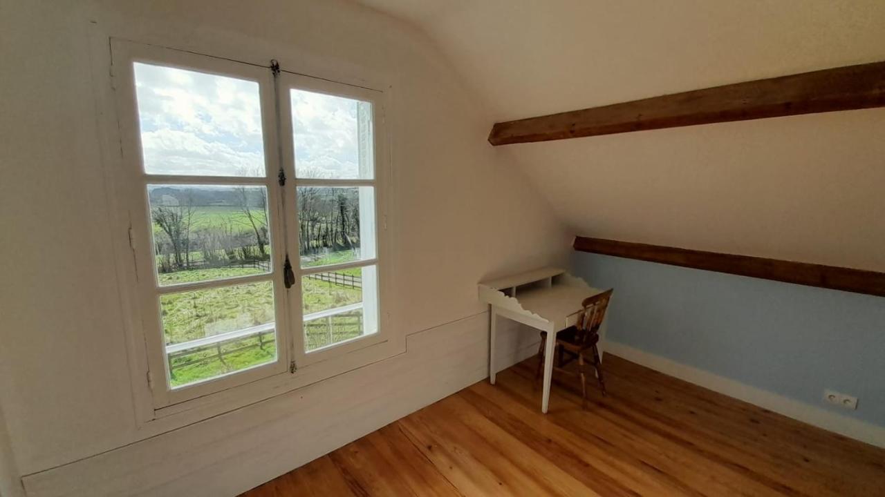 Gite Cottage Chaleureux En Pleine Campagne Vue Sur Les Monts Et Forets Et Le Chateau De Carrouges Exterior photo