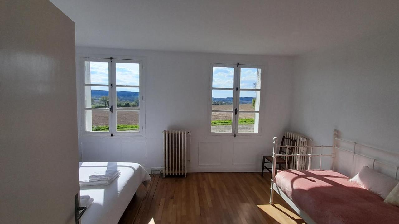 Gite Cottage Chaleureux En Pleine Campagne Vue Sur Les Monts Et Forets Et Le Chateau De Carrouges Exterior photo